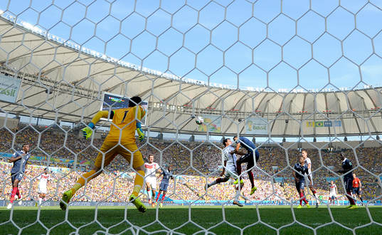 Tysklands Mats Hummels gör 1-0 målet