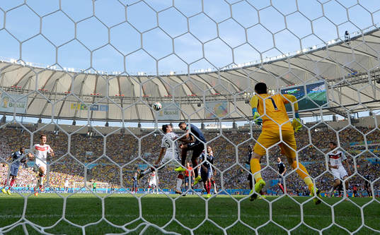 Tysklands Mats Hummels gör 1-0