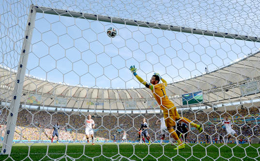 Tysklands Mats Hummels gör 1-0