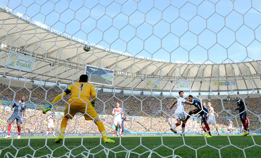 Tysklands Mats Hummels gör 1-0 bakom Frankrikes målvakt