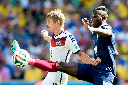 Tysklands Toni Kroos och Frankrikes Paul Pogba