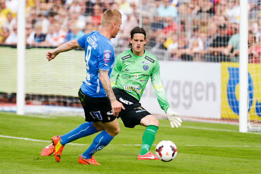 Halmstads Gudjón Baldvinsson och Falkenbergs målvakt Otto