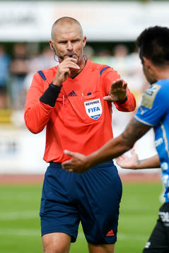 Michael Lerjeus, domare och Halmstads Antonio Rojas