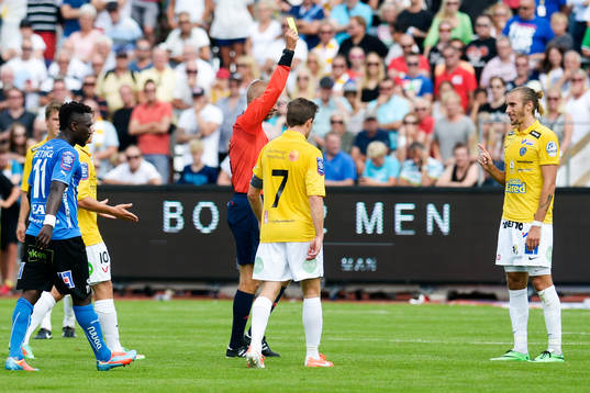 Falkenbergs Tobias Carlsson blir varnad av Michael Lerjeus,