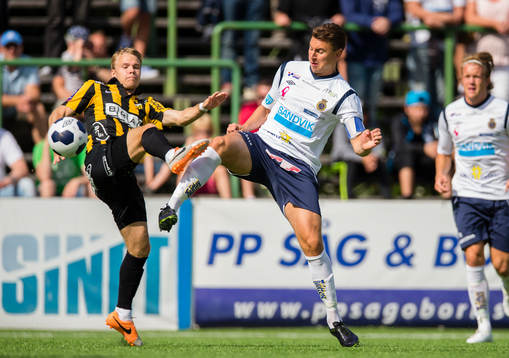 Gefles Marcus Hansson i kamp om bollen med Häckens Oscar