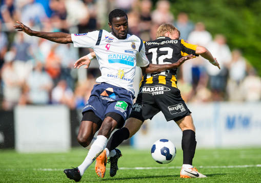 Gefles Dioh Williams i kamp om bollen med Häckens Oscar