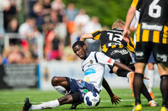 Gefles Dioh Williams faller i en duell med Häckens Oscar