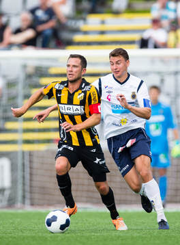Häckens Martin Ericsson jagas av Gefles Marcus Hansson