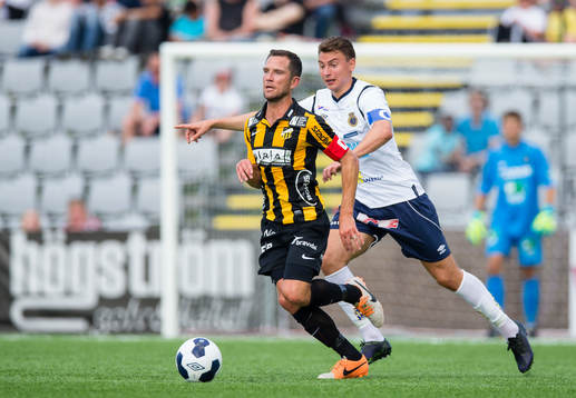Häckens Martin Ericsson jagas av Gefles Marcus Hansson