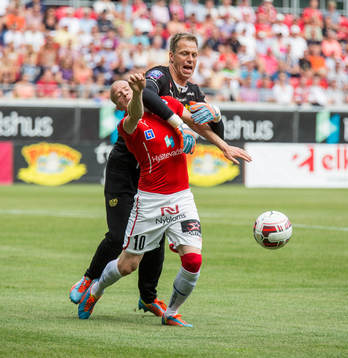 Kalmars Tobias Eriksson och Mjällbys målvakt Mattias Asper