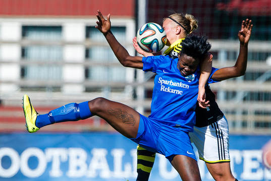 AIKs Maija Saari i en duell med Eskilstunas Gaelle