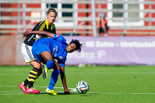 AIKs Maija Saari i en duell med Eskilstunas Gaelle