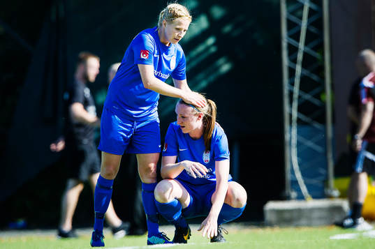 Eskilstunas Annica Svensson tröstar Louise Quinn som deppar