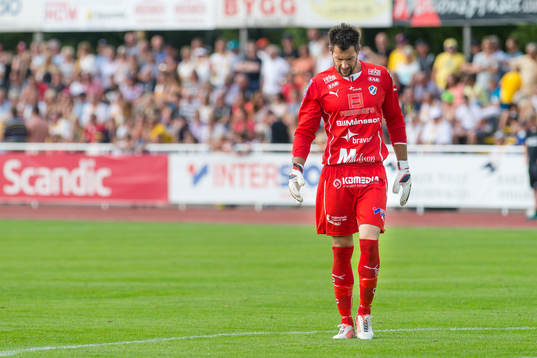 Halmstads målvakt Stojan Lukic deppar