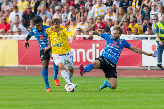 Falkenbergs Anton Wede forcerar mot mål