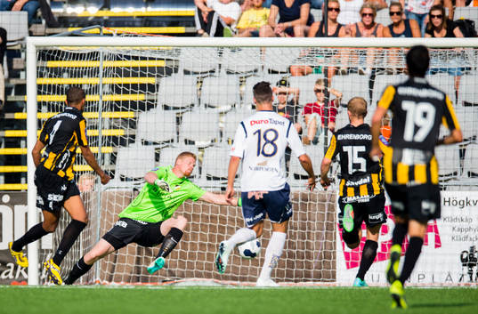 Häckens målvakt Christoffer Källqvist släpper in 0-1