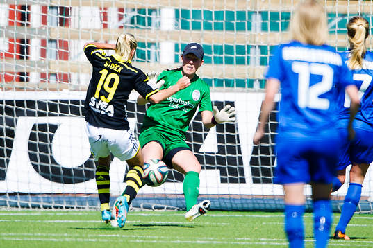 AIKs Sara Storck  gör 1-0 bakom Eskilstunas målvakt