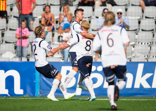 Gefles Simon Lundevall gör 0-1 på övertid omfamnas av