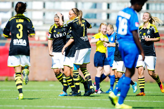 AIKs Petra Andersson jublar och klappar om Filippa Angeldal