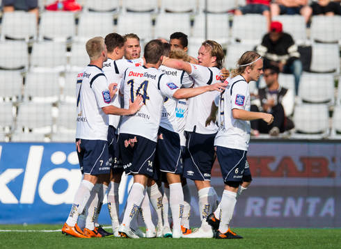 Gefles Simon Lundevall gör 0-1 på övertid och gratuleras