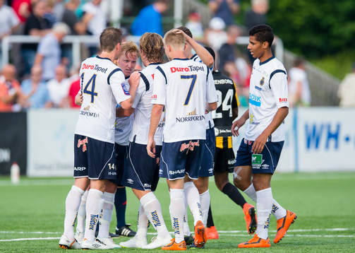 a vänster) gratuleras av lagkamrater