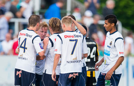 a vänster) gratuleras av lagkamrater