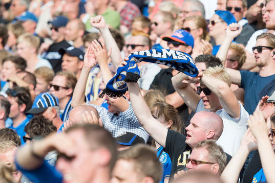 Halmstads supportrar före fotbollsbollmatchen i