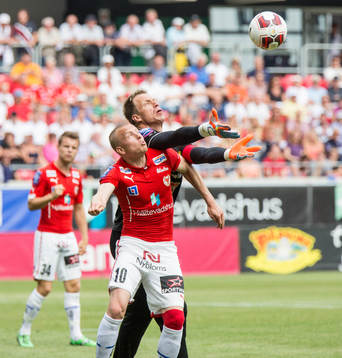Kalmars Tobias Eriksson och Mjällbys målvakt Mattias Asper