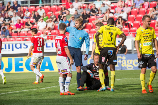 Domaren Glenn Nyberg  och Mjällbys målvakt Mattias Asper
