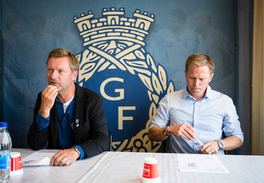 Häckens tränare Peter Gerhardsson svarar på frågor på