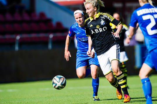AIKs Emma Lundh jagas av Eskilstunas Sara Thunebro