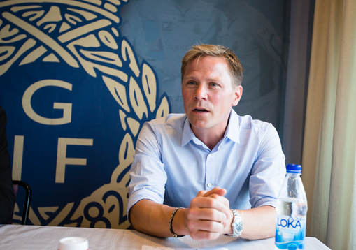 Gefles tränare Roger Sandberg svarar på frågor på