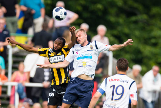 Häckens Rene Makondele i en nickduell med Gefles Robin