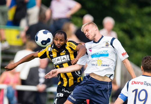 Häckens Rene Makondele i en nickduell med Gefles Robin
