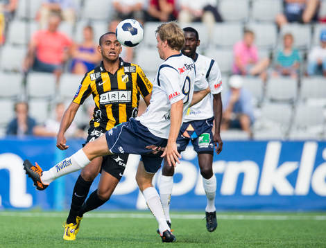 Häckens Walid Atta lyfter bollen över Gefles Johan Oremo