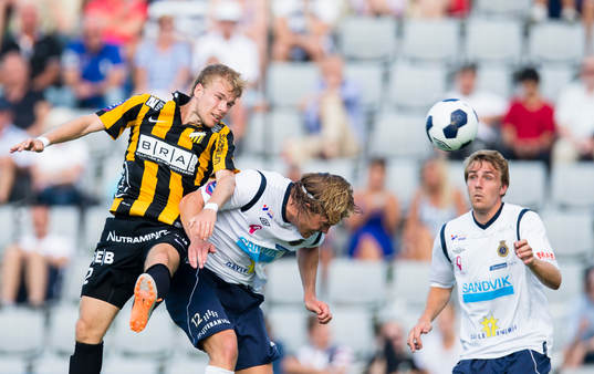 Häckens Oscar Lewicki i en nickduell med Gefles Anders