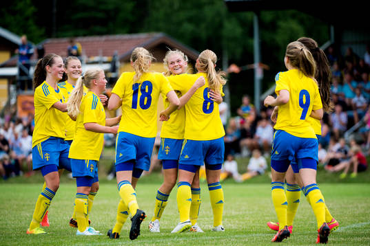 Sverige och Ebba Wieder jublar