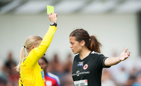 Kristianstads målskytt Marija Basunic blir varnad av