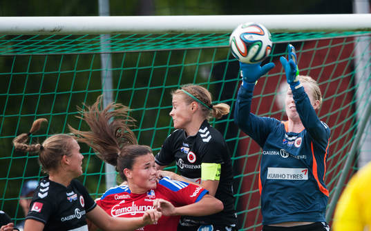 Kristianstads målvakt Hedvig Lindahl greppar bollen i
