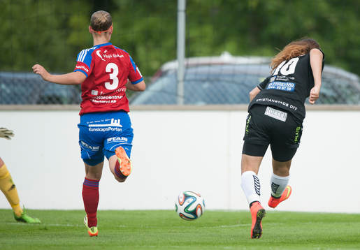 Kristianstads Marija Basunic skjuter 0-1 i matchen i