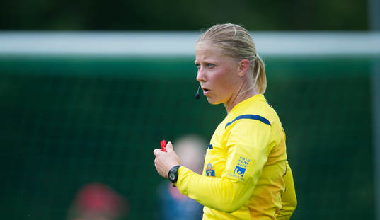 Domaren Sandra Fogelberg i matchen i damallsvenskan mellan