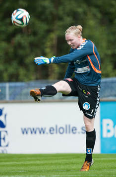 Kristianstads målvakt Hedvig Lindahl sparkar in bollen i