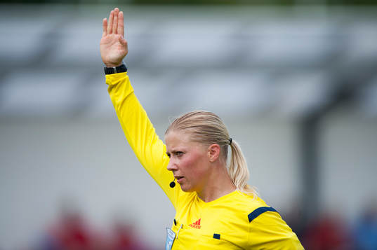 Domaren Sandra Fogelberg i matchen i damallsvenskan mellan