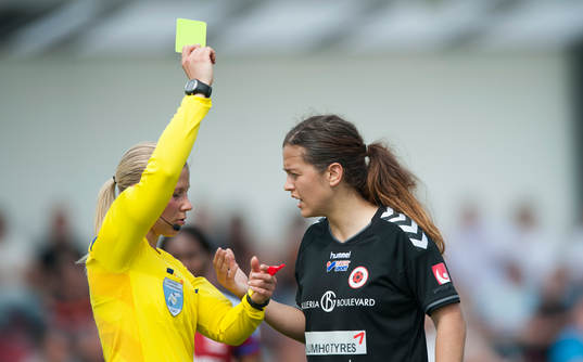 Kristianstads målskytt Marija Basunic blir varnad av