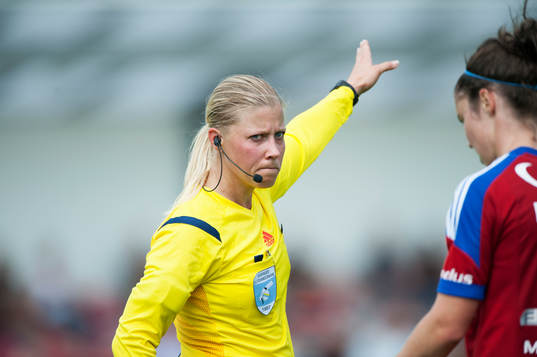 Domaren Sandra Fogelberg i matchen i damallsvenskan mellan