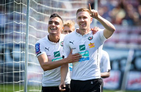 Örebros Marcus Pode gör 1-0 och jublar med Ahmed Yasin