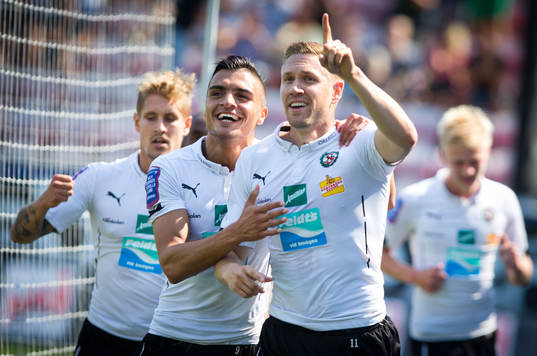 Örebros Marcus Pode gör 1-0 och jublar med Ahmed Yasin
