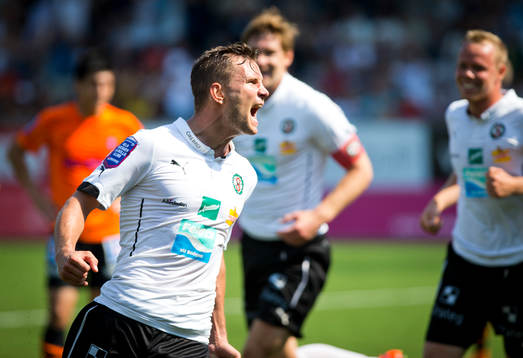 Örebros Robert Åhman Persson gör 2-0 och jublar
