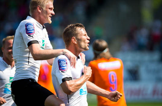 Örebros Robert Åhman Persson gör 2-0 och jublar med Karl