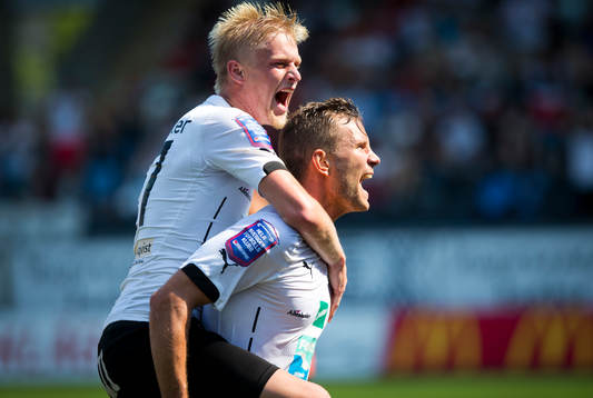 Örebros Robert Åhman Persson gör 2-0 och jublar med Karl